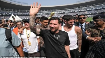 كارثة استقبال ميسي في الهند اقتحام مشجعين غاضبين وتحطيم ملعب سولت ليك 1